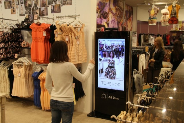 AR fitting rooms offer real-time interactivity